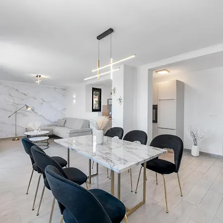 Luxury Stella In A Natural Setting