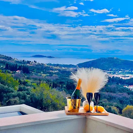 Luxury Stella In A Natural Setting